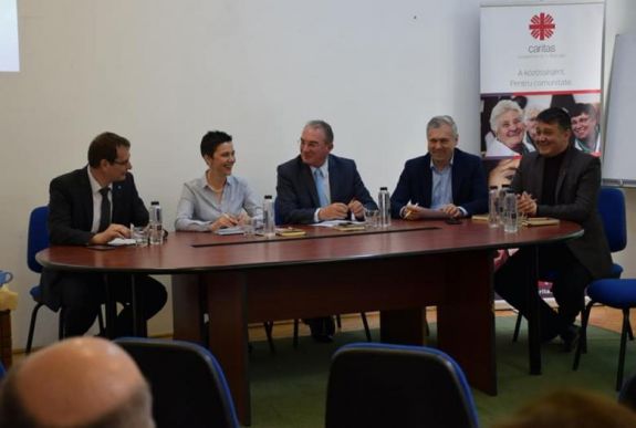 Pódiumbeszélgetés: több támogatás járna a szociális szolgáltatóknak