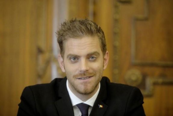 Adócsalással és sikkasztással gyanúsítják Ilan Laufer volt minisztert