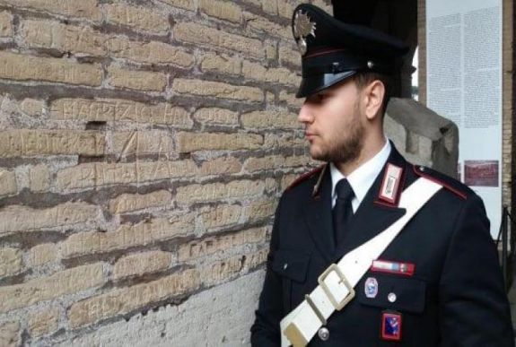 Megszigorítják a Colosseum őrzését, miután egy magyar turistát kaptak vandalizmuson