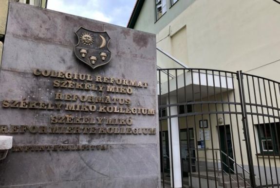 Háromnyelvű feliratot szereltek a Székely Mikó Kollégium bejáratához