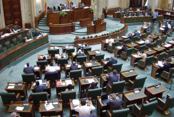 Hallgatólagosan elfogadta a szenátus a lejalapú hitelek kamatait módosító jogszabályt