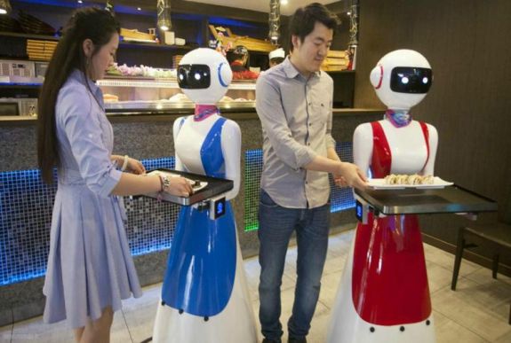 Munkába állnak Olaszország első robotpincérnői