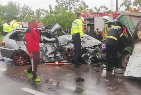 Egy férfi meghalt, négyen megsérültek egy horrorbalesetben