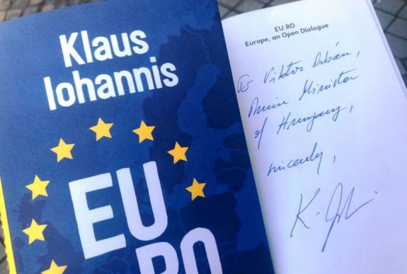Orbán Viktor dedikált könyvet kapott ajándékba Klaus Johannistól