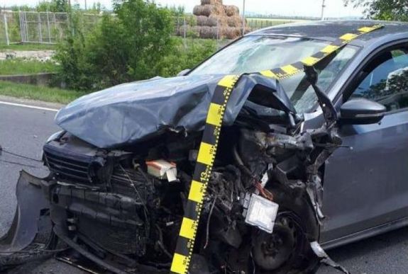 Durva autóbaleset miatt állt a forgalom Aradtól nem messze