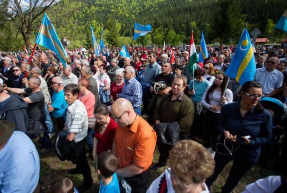 FRISSÍTVE – Több ezer ember kiáltotta az úzvölgyi temetőben: ne bántsd a magyart!