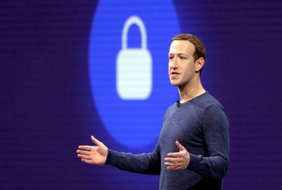 A Facebook megvédi magát, Zuckerberg elutasítja tulajdonostársát