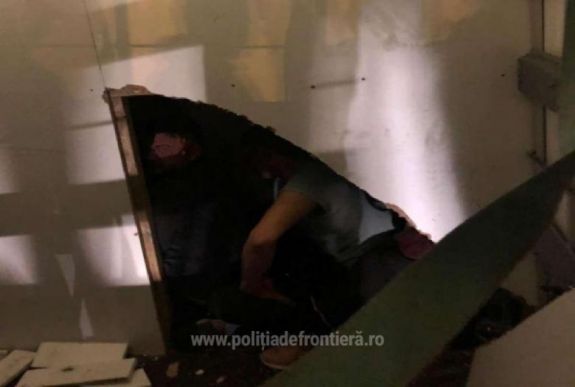 Kisteherautóba zsúfolódott be tizenkét illegális bevándorló