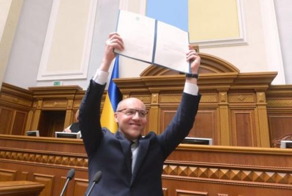 Aláírta a sokat vitatott ukrán nyelvtörvényt a házelnök