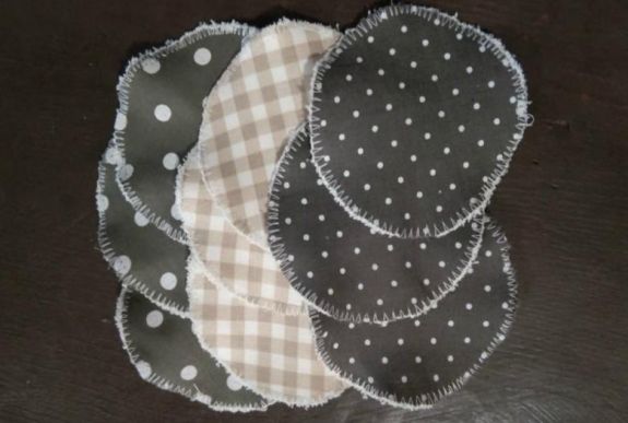 Hogyan készítsünk régi textilből sminklemosó korongokat?