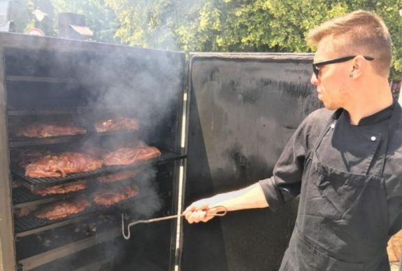 BBQ Fesztivál Háromszéken: amerikai ételkülönlegességek az oltszemi kastélyban