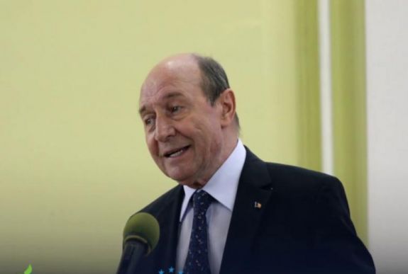 Băsescu „primitíveknek” nevezte azokat, akik letakarták a úzvölgyi román kereszteket