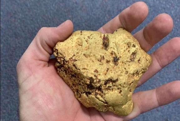 Másfél kilós aranyrögöt talált egy ausztrál hobbikutató