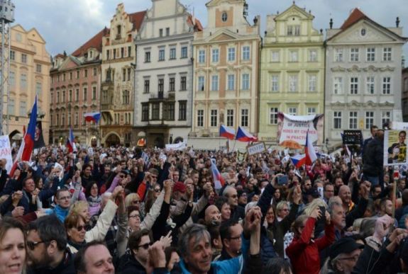 Tízezrek tüntettek az új igazságügyi miniszter és a kormányfő ellen Csehországban