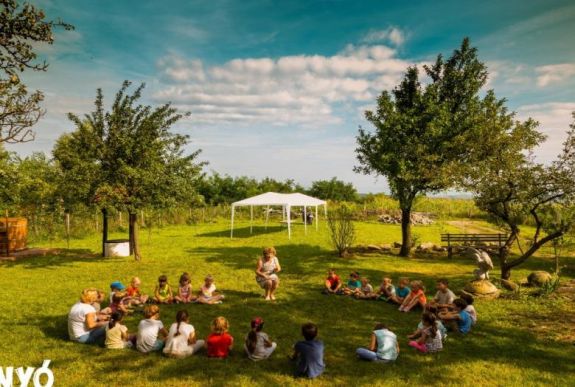 Templomba költöző óvodák és iskolák – a nyár folyamán ANYÓ, a nyári óvoda ismét akcióba lendül