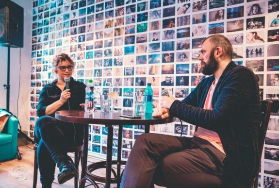 A mikrofonállvány, a szókimondó, a hiteles, a hazudozó – Veiszer Alinda az újságírói szerepekről