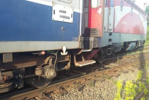 FRISSÍTVE – Kisiklott egy személyvonat Arad megyében vasárnap délután