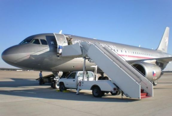 Véletlenül elsült a cseh kormányfő egyik testőrének a fegyvere a kormány repülőgépén