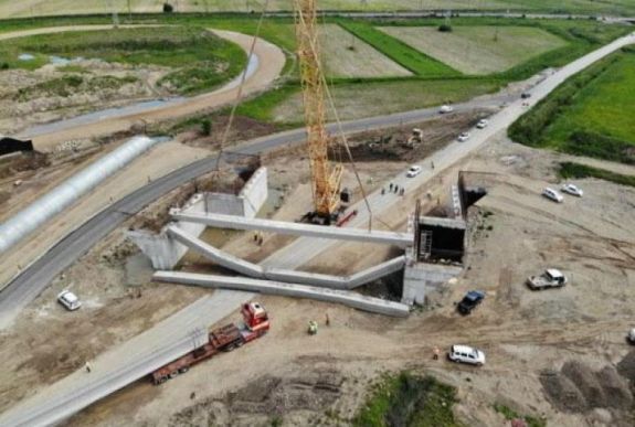 Alig szerelték fel, lezuhant két betongerenda a Szássebes-Torda autópályán