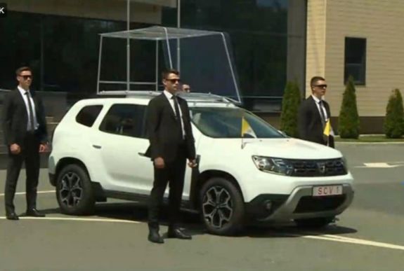 Megjelentek az első felvételek a pápamobillá alakított Dacia Dusterről
