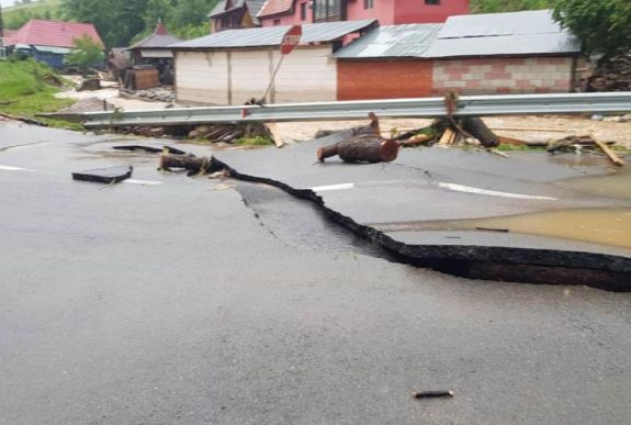 A vízzel harcoltak a bihari tűzoltók (GALÉRIA)