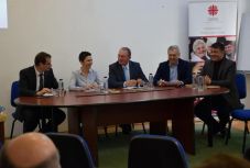 Pódiumbeszélgetés: több támogatás járna a szociális szolgáltatóknak