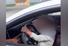 Craiován történt: lazán vezeti az 5 éves gyermek a luxus Mercedest