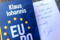 Orbán Viktor dedikált könyvet kapott ajándékba Klaus Johannistól