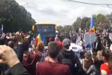 PSD-seket szállító autóbuszokat tartóztattak fel a tüntetők