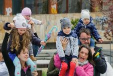 Rekordkísérlet: büszkén lendítették magasba gyermekeiket a csíkszeredai édesanyák