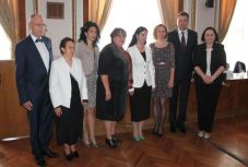 Az egészségügyi miniszter és tüntetők jelenlétében díjaztak ápolónőket Nagyváradon