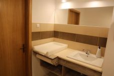 Ha nagy a szükség: pelenkázót rendeztek be a csíki megyeházán