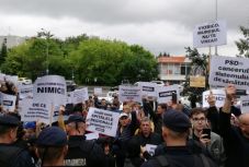 Elnyomták a magyar diákok hangját az ellenzéki tüntetők Marosvásárhelyen