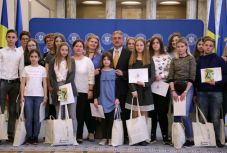 Román nyelvversenyen győztes magyar gyerekeket díjaztak Bukarestben