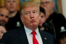 Donald Trump elhalasztotta a vámháborút Európával