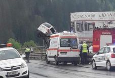 Sérülések nélkül úszta meg a sofőr az országúti akrobatikát