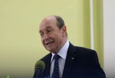 Băsescu „primitíveknek” nevezte azokat, akik letakarták a úzvölgyi román kereszteket