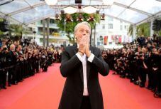 Alain Delon könnyek között vette át életműdíját Cannes-ban