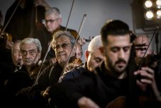 Díjnyertes rendező forgatott a 100 Tagú Cigányzenekarról