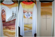 Elkészült Ferenc pápa csíksomlyói miseruhája