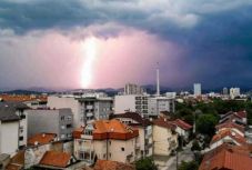 Időjárás: nem szűnik a csapadék, de lassan felmelegedik