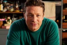 Becsődölhet a világ egyik legismertebb séfjének az étteremlánca