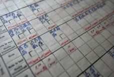 Évismétlésre állt a 15 éves diák, ezért elégette a katalógusokat