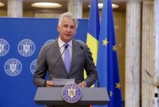 Teodorovici: ötezer eurós értékjegyet kap hétezer fogyatékkal élő személy