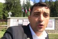 Feljelentették az úzvölgyi temetőben provokáló román képviselőjelöltet