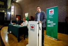 Tizenkétezer megtett kilométer után Marosvásárhelyen zárta kampányát Vincze Loránt