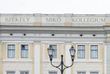 Pert nyertek Tanasáékkal szemben: marad a Mikó-felirat