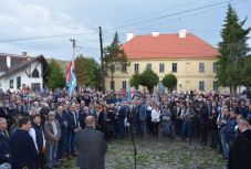 Temetőfoglalás Úz-völgyében: kézfogással, közös imával tüntettek Csíkszentmártonban