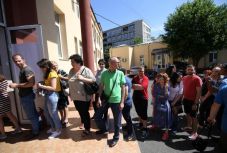 Európai parlamenti választásokra és referendumra várják a szavazókat (percről percre)