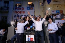 Előrehozott választásokat követel az USR